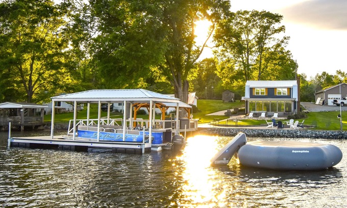 Southmont Casa | Blue Heron Haven on High Rock Lake - Hot Tub on Dock- Lakeside Firepit & Arcade!