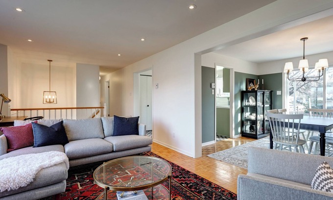 Mont-St-Hilaire Apartamento | Blue House on the River