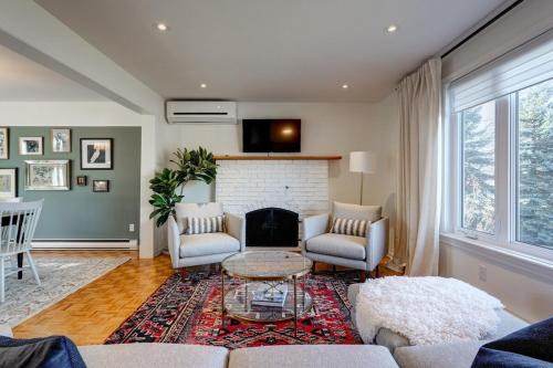 Mont-St-Hilaire Apartamento | Blue House on the River