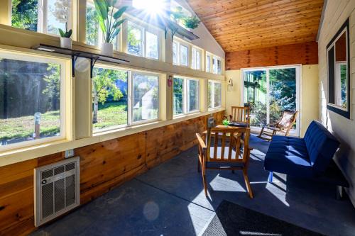 Central Oregon Casa | Blue House - private 2 bed, 2 bath home with garage