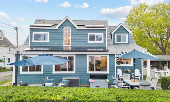 Westbrook Center Casa | Blue House - Steps from the Beach