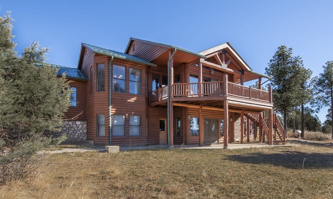 Ruidoso Cabina | Blue Lake Lodge, 7 habitaciones, capacidad para 18, mascotas, bañera de hidromasaje, vistas
