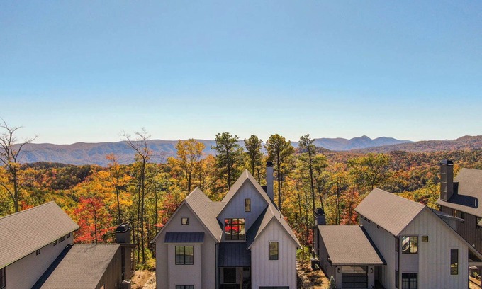 Deep Gap Casa | Blue Meadows at Blue Ridge Mountain Club Luxury home with stunning views & hot tub!