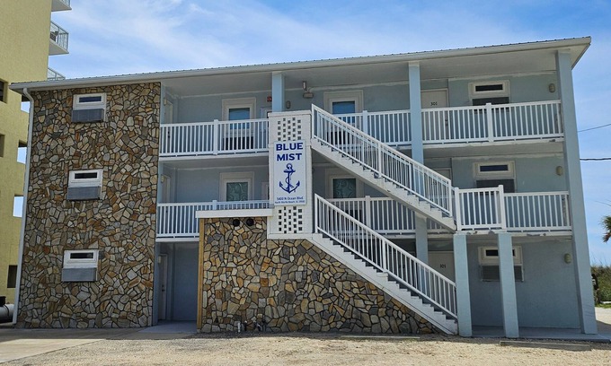 North Myrtle Beach Apartamento | Blue Mist Villas Unit 103 - Oceanfront Ground Floor Condo in Cherry Grove
