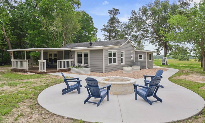 Wellborn Cabaña | Blue Moon - Cozy Country Cottage - Just Minutes From Texas A&M!