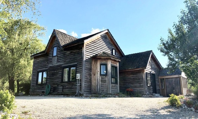 Craigleith Cabaña | Blue Mountain 3 bedroom home - Minutes from the beach and Village!
