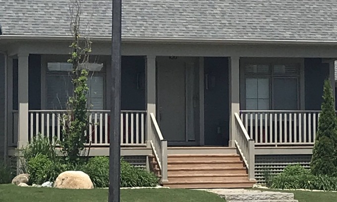 The Blue Mountains Casa | Blue mountain view, 4 bedroom home, steps to the village.