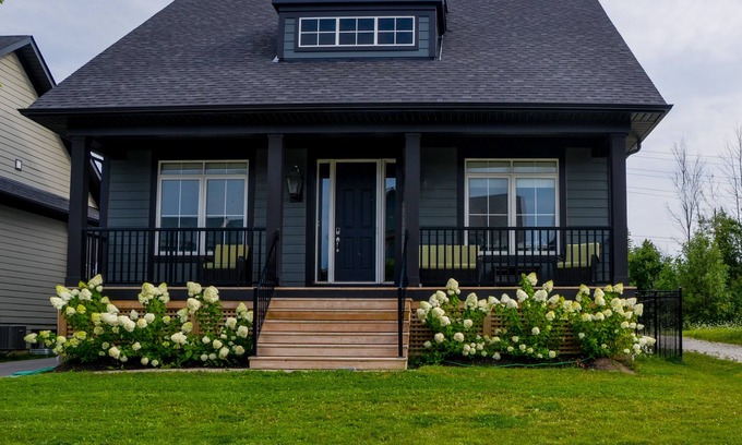 The Blue Mountains Casa | Blue Mountains Ski Chalet, Hot Tub, 4BR+Office, Walk to Village