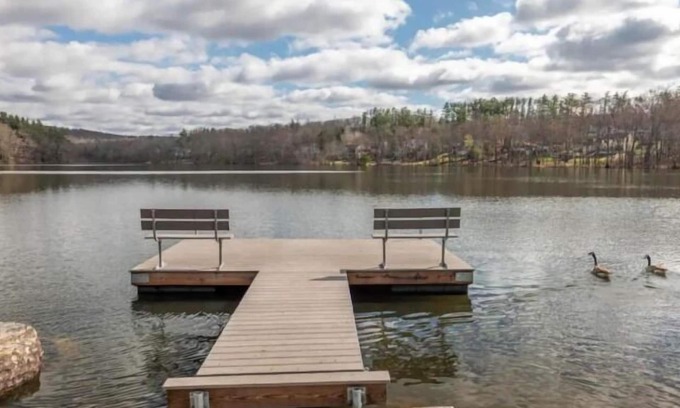 East Stroudsburg Casa | Blue Mountain Estate: Dual Homes Getaway