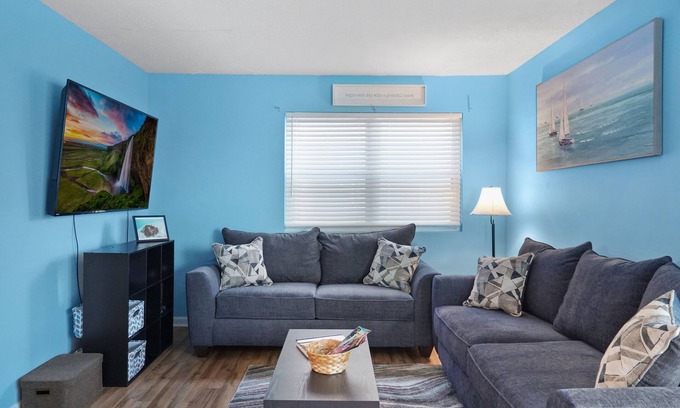 Surfside Beach Condominio | Blue Ocean Condo Getaway- Across the Street from BEACH