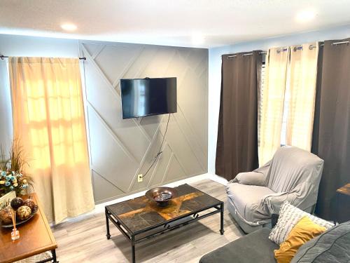 Berclair Casa | Blue Oval -Project Pyramid-XAi- King bed-2bedrooms 1,5 bath, 4beds, sleeps 5