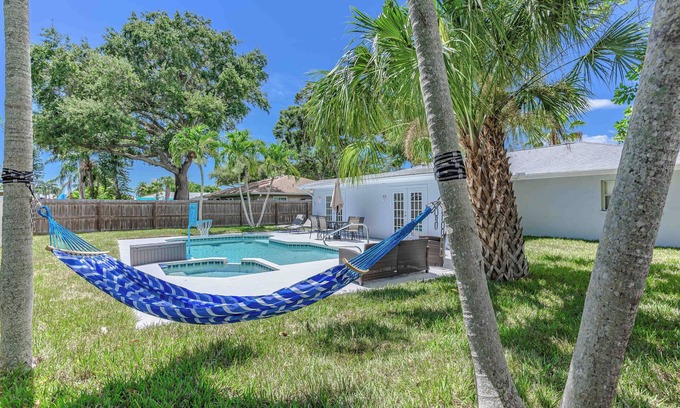 Palma Sola Casa | Blue Palm: Pool - Hot Tub - Beach - Games - Outdoor Shower - Grill - IMG - King