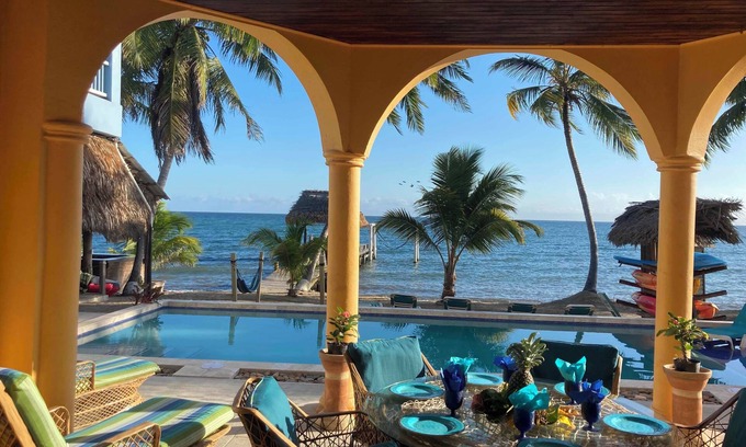 Sittee River Village Cama Y Desayuno | Blue Parrot Beach House