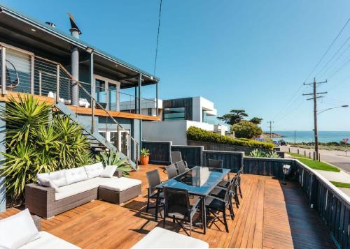 Mornington Casa | Blue Pearl Retreat - Opp Beach, Spa, Sunsets and Pool