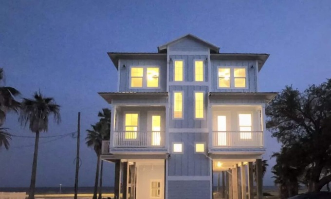 Biloxi Casa | Blue Pelican 2 Beachfront Vacation Rental Home