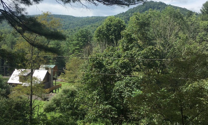 Fleetwood Cabina | Blue Ridge Getaway-Relax en el porche delantero - Flora montones!