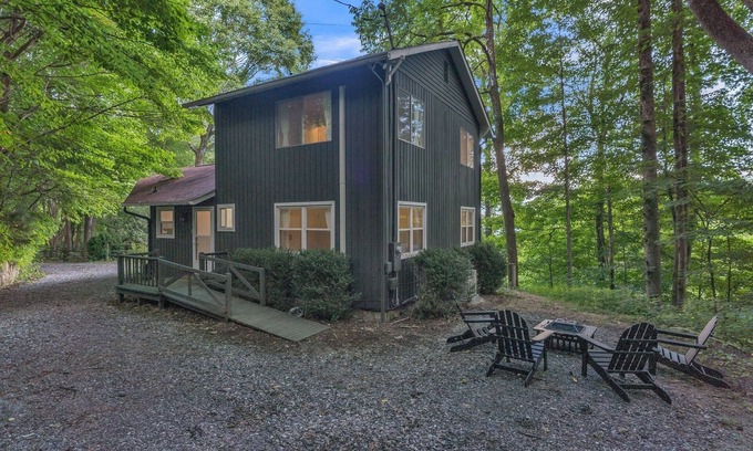Walker-In-the-Hills Cabina | Blue Ridge Lookout Beautiful Modern Cabin - Nature Hikes and Pets OK by RedAwning