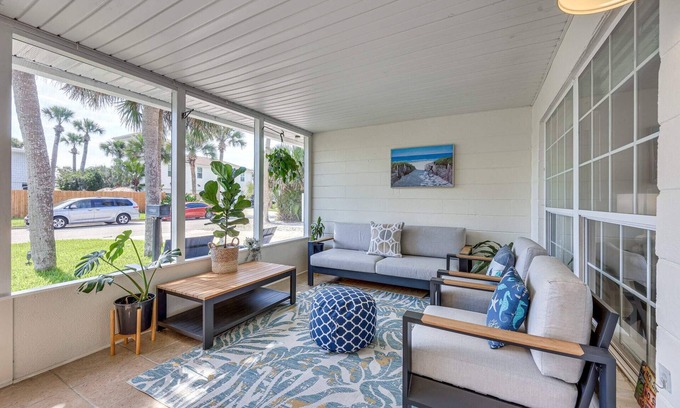 Jacksonville Cabaña | Blue Seahorse Beach cottage, Private backyard, free parking, steps from the sand