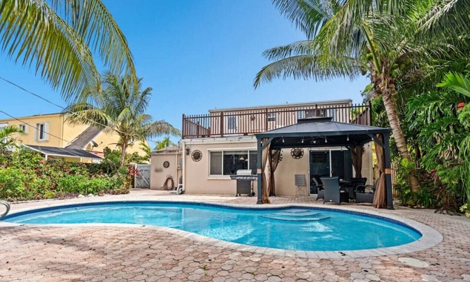 Central Corals Casa | Blue Sky Manor - 2 Story House w/ Heated Pool & Large Balcony