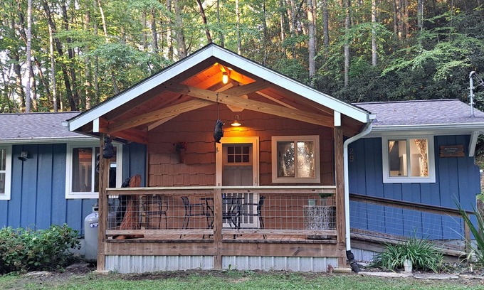 Penrose Cabaña | Blue Smoke Cottage - Comfortable Cottage in the Mountains - Hot Tub - Fireplace