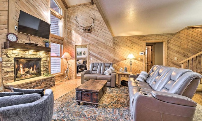 Angel Fire Casa | Blue Spruce Cabin with Hot Tub and Resort Amenities