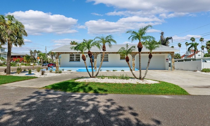 Redington Beach Casa | Blue Wave Beach House-Retreat