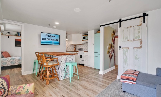 South End Condominio | Blue Zone Bungalow! 150 yards to the beach & close to cafes!