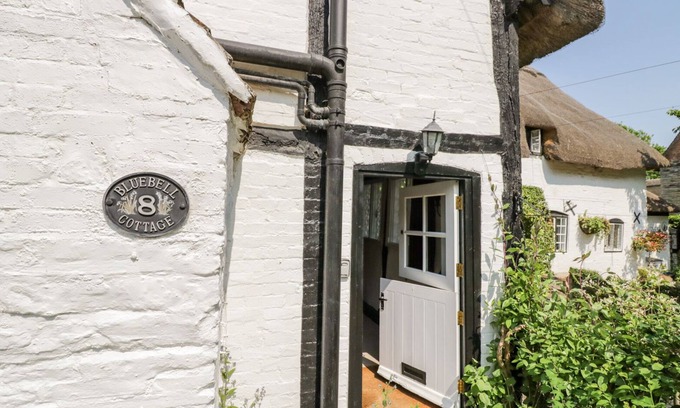 Shottery Cabaña | BLUEBELL COTTAGE, pet friendly, with a garden in Shottery