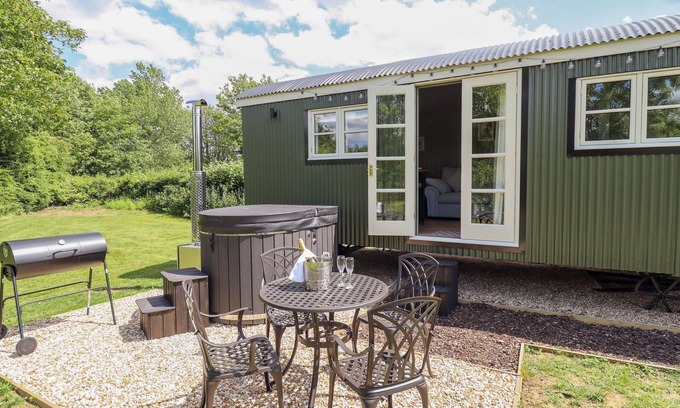 Ashby cum Fenby Cabaña | BLUEBELL, romantic, character holiday cottage in Waltham