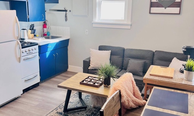Bankview Apartamento | BLUEBERRY - 1 Bedroom/1 Bath Suite in Bankview, Calgary (Sleeps 2)