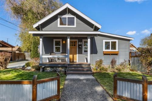Old Bend Casa | Bluebird Day - Lakewood Cottage