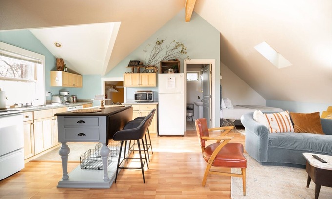 Century West Apartamento | Bluebird Day - Pine Hideaway
