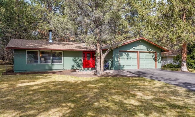 Old Farm District Casa | Bluebird Day - River Hawk