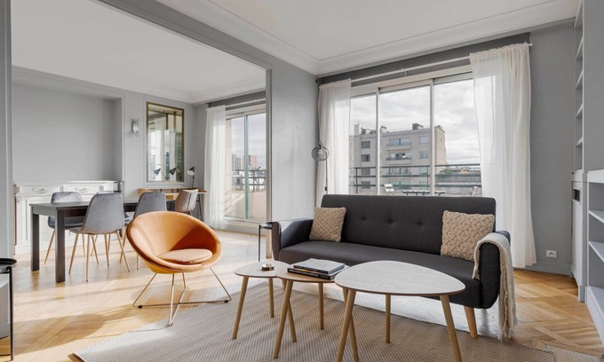 Auteuil Apartamento | Blueground | Auteuil, balcony & Eiffel Tower view