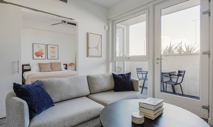 Sawtelle Apartamento | Blueground | Brentwood, pool & AC, nr Getty