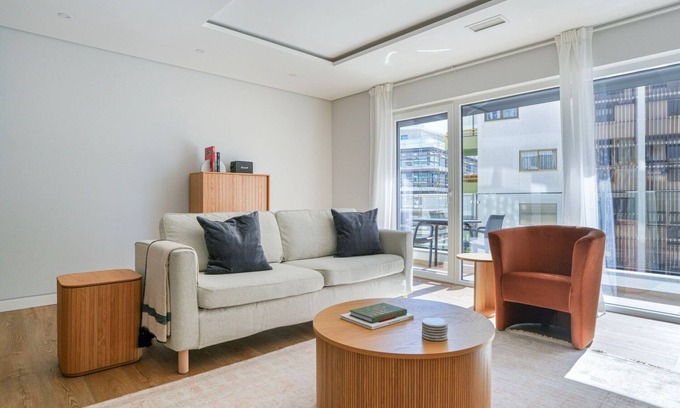 Carcavelos Apartamento | Blueground | Carcavelos, turnkey home + kitchen