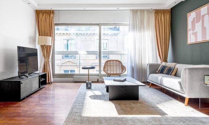 Faubourg-du-Roule Apartamento | Blueground | Champs-Élysées, parking, a/c, elev
