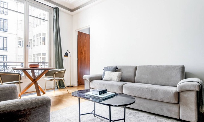 Champs-Elysees Apartamento | Blueground | Champs-Élysées, furnished + kitchen