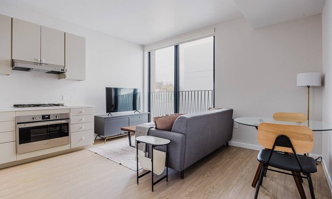 Chinatown Apartamento | Blueground | Downtown, elevator, nr parks