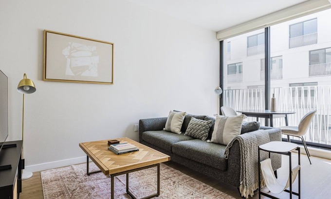Chinatown Apartamento | Blueground | Downtown, elevator, nr parks
