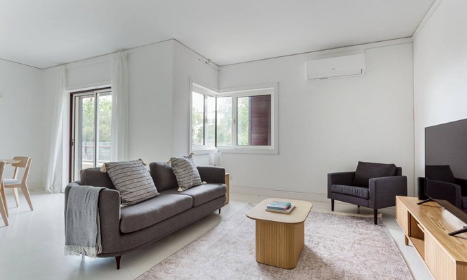 Estoril Apartamento | Blueground | Estoril, full kitchen & furniture