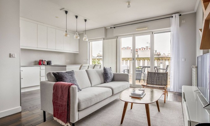 Levallois-Perret Apartamento | Blueground | Levallois Perret, balcony, nr offices