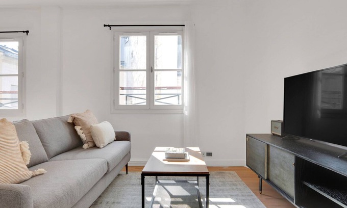 Chaussee-d'Antin Apartamento | Blueground | Madeleine, elevator & concierge