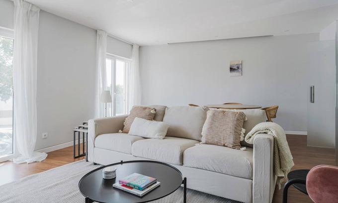 Paco De Arcos Apartamento | Blueground | Oeiras, furnished, a/c, washer