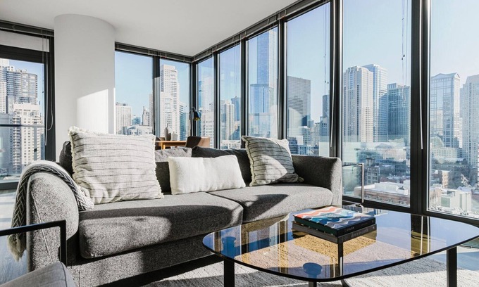 Killgubbin Apartamento | Blueground | River North, pool & w/d, nr Mile