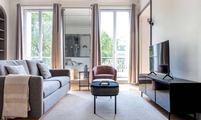 Quartier du Faubourg-Montmartre Apartamento | Blueground | Rochechouard, a/c, nr restaurants