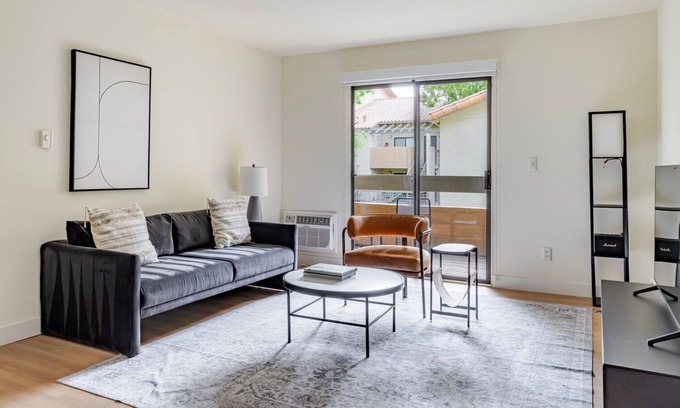 Shoreline West Apartamento | Blueground | Shoreline West, pool, nr Shoreline Park