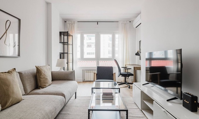 Chamberi Apartamento | Blueground | Trafalgar, doorman & w/d, nr Olavide