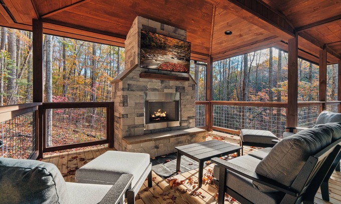 Gatlinburg - Pigeon Forge Cabina | Bluff Mountain Retreat: New and Modern w/ Indoor Pool and 3 En Suite Bedrooms
