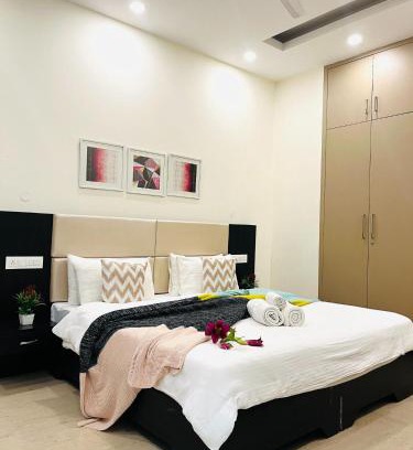 DLF City Apartamento | BluO 1BHK - DLF CyberCity, Balcony, Lift, Parking